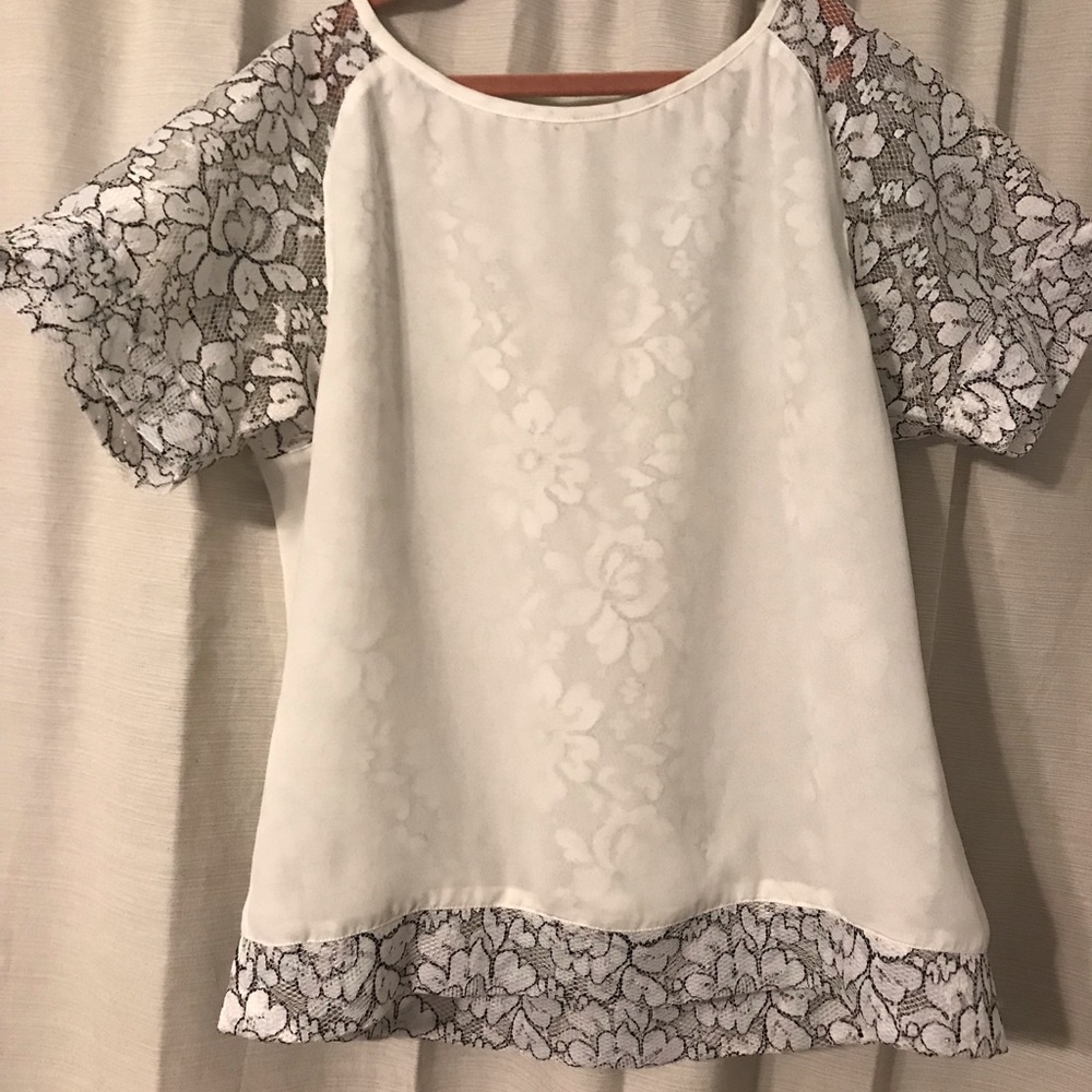 Elegant lace sleeve shirt.Perfect for dressing up!